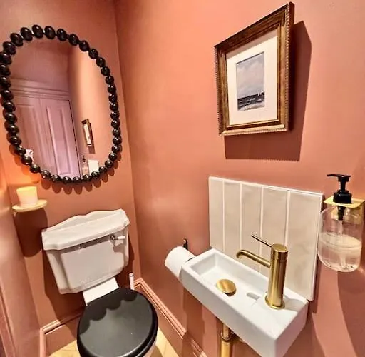 Spacious In Ideal For Gatherings With Free Parking リーズ