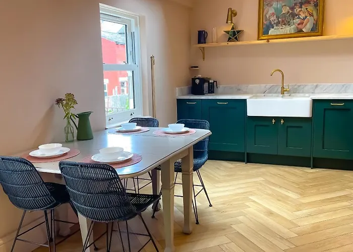 Spacious In Ideal For Gatherings With Free Parking リーズ