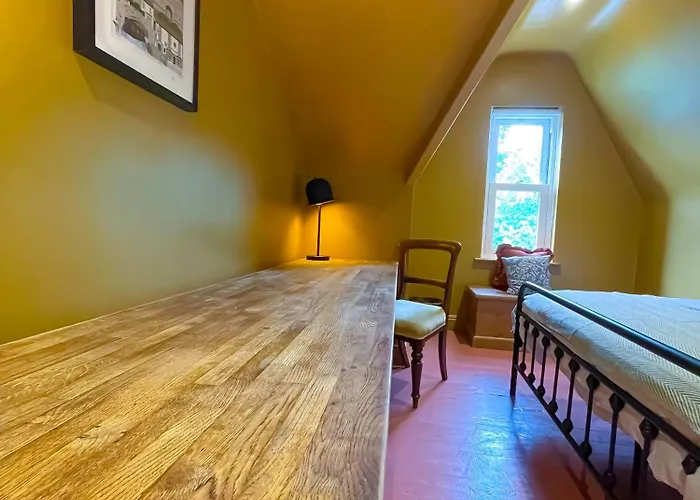 Spacious In Ideal For Gatherings With Free Parking *