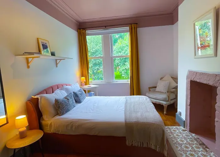 Spacious In Ideal For Gatherings With Free Parking * リーズ