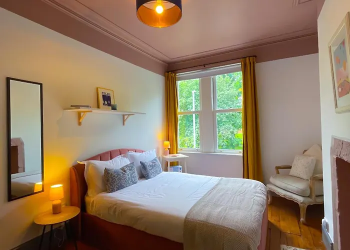 Spacious In Ideal For Gatherings With Free Parking * リーズ