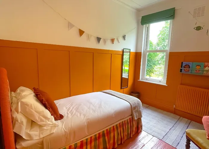 Spacious In Ideal For Gatherings With Free Parking *