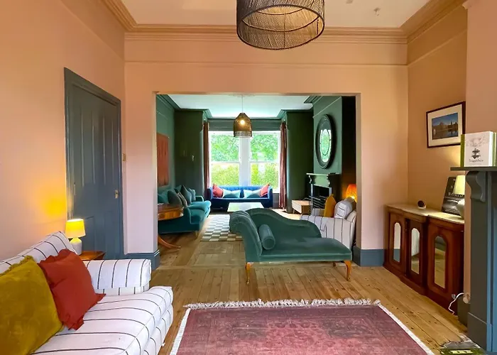 Spacious In Ideal For Gatherings With Free Parking * リーズ