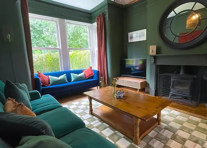 Spacious In Ideal For Gatherings With Free Parking *