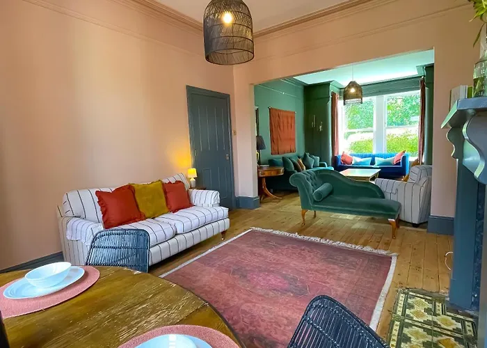 Spacious In Ideal For Gatherings With Free Parking