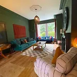 Spacious In Ideal For Gatherings With Free Parking Dom wakacyjny Leeds (West Yorkshire)