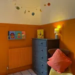 Spacious In Ideal For Gatherings With Free Parking