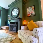 Dom wakacyjny Spacious In Ideal For Gatherings With Free Parking Leeds (West Yorkshire)