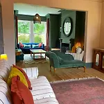 Dom wakacyjny Spacious In Ideal For Gatherings With Free Parking *