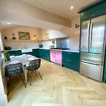 Spacious In Ideal For Gatherings With Free Parking *
