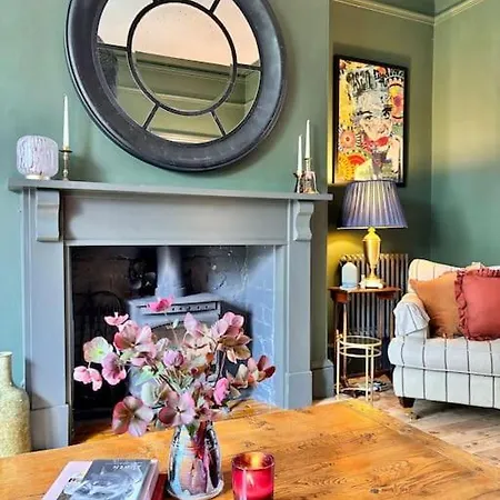 Spacious Rustic Chic 5 Bedroom With Private Patio In Leeds *