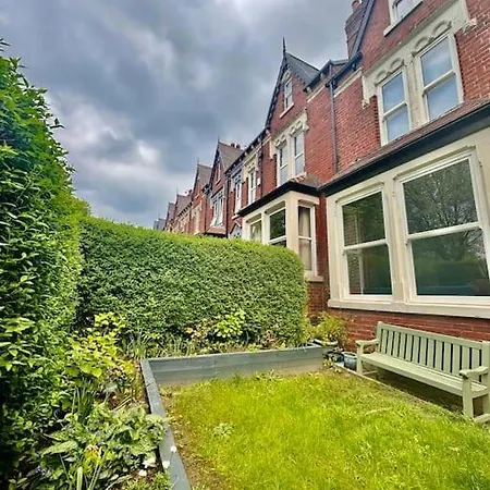Spacious Rustic Chic 5 Bedroom With Private Patio In Leeds Holiday home *