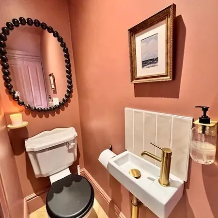 Spacious In Ideal For Gatherings With Free Parking Leeds (West Yorkshire)