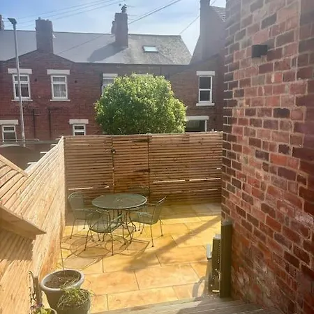 Spacious Rustic Chic 5 Bedroom With Private Patio In Leeds Leeds (West Yorkshire)