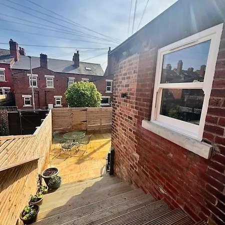 Spacious Rustic Chic 5 Bedroom With Private Patio In Leeds Holiday home *