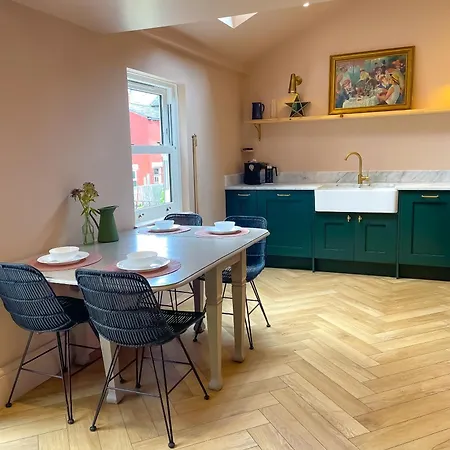 Spacious Rustic Chic 5 Bedroom With Private Patio In Leeds Leeds (West Yorkshire)