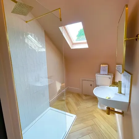 Spacious Rustic Chic 5 Bedroom With Private Patio In Leeds Leeds (West Yorkshire)