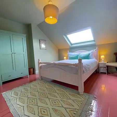 Spacious Rustic Chic 5 Bedroom With Private Patio In Leeds