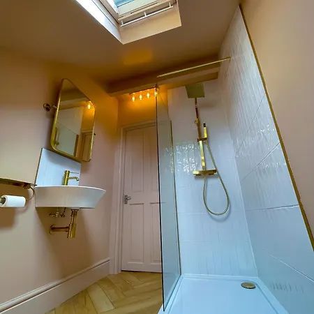 Spacious Rustic Chic 5 Bedroom With Private Patio In Leeds Holiday home *