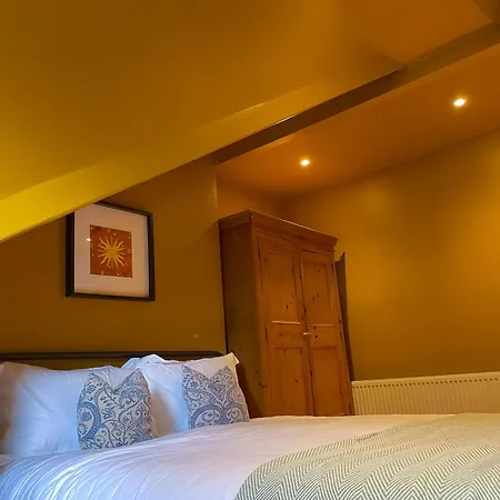 Spacious Rustic Chic 5 Bedroom With Private Patio In Leeds *