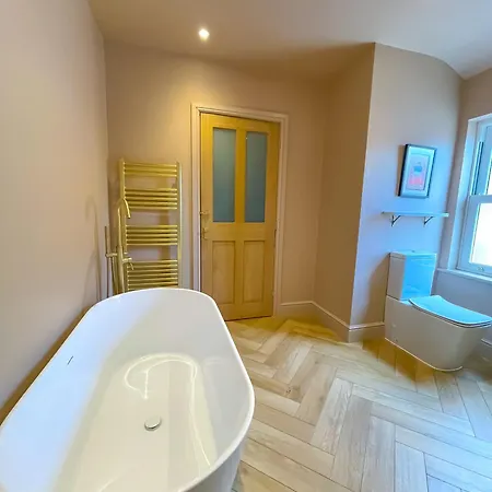 Spacious Rustic Chic 5 Bedroom With Private Patio In Leeds * Leeds (West Yorkshire)