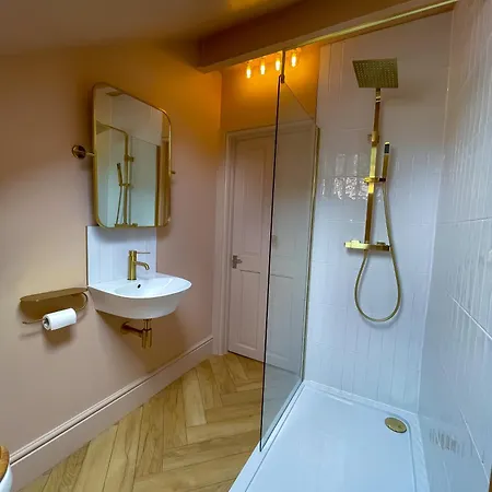 Spacious Rustic Chic 5 Bedroom With Private Patio In Leeds *
