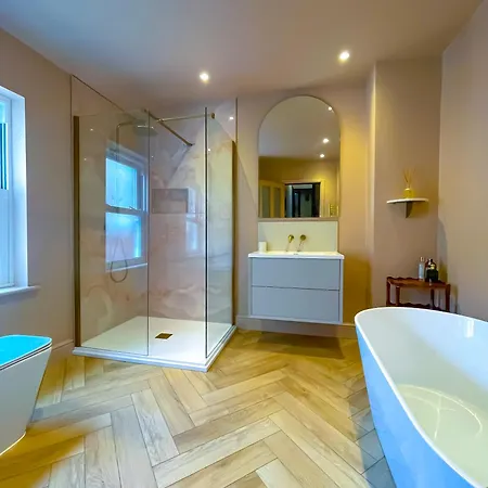 Holiday home Spacious Rustic Chic 5 Bedroom With Private Patio In Leeds