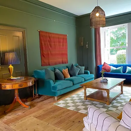 Spacious Rustic Chic 5 Bedroom With Private Patio In Leeds Holiday home *