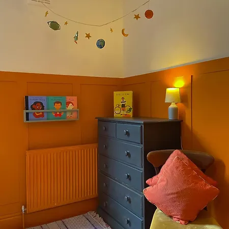 Spacious Rustic Chic 5 Bedroom With Private Patio In Leeds