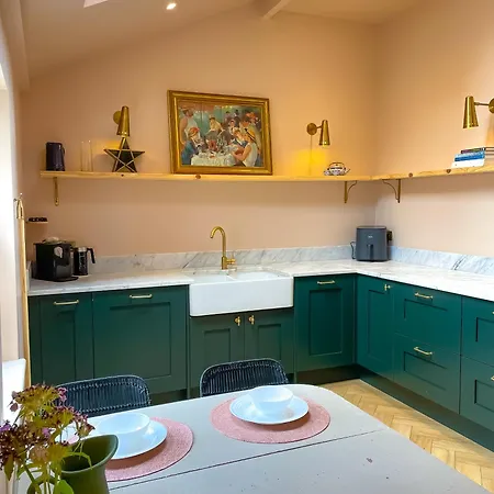 Spacious Rustic Chic 5 Bedroom With Private Patio In Leeds Holiday home *
