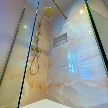 Holiday home Spacious In Ideal For Gatherings With Free Parking *