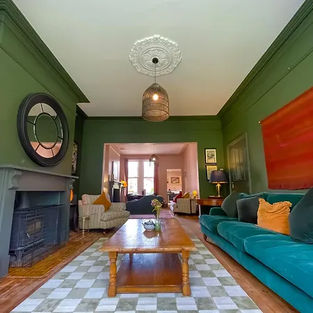 Spacious In Ideal For Gatherings With Free Parking Holiday home Leeds (West Yorkshire)