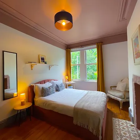 Spacious In Ideal For Gatherings With Free Parking * 리즈