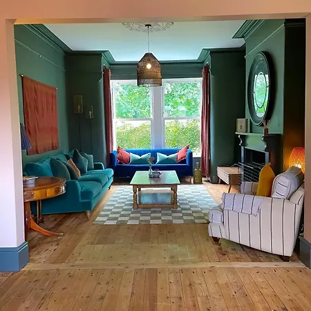 Holiday home Spacious Rustic Chic 5 Bedroom With Private Patio In Leeds *