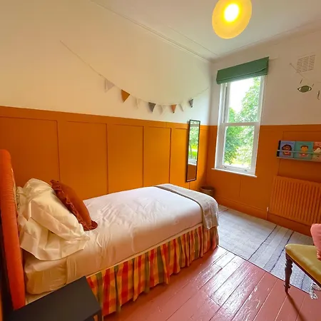 Spacious Rustic Chic 5 Bedroom With Private Patio In Leeds *