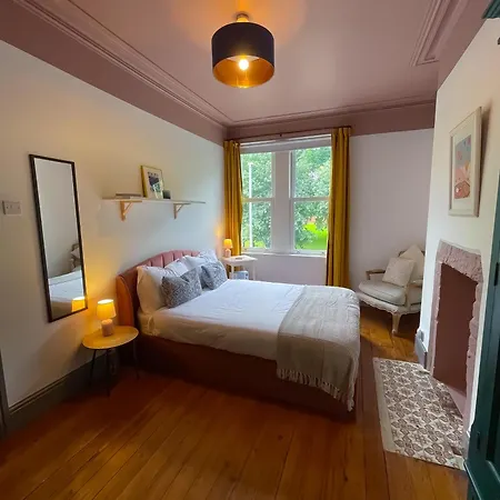 Spacious Rustic Chic 5 Bedroom With Private Patio In Leeds