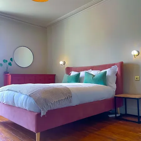 Spacious Rustic Chic 5 Bedroom With Private Patio In Leeds Holiday home