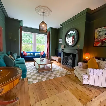 Spacious Rustic Chic 5 Bedroom With Private Patio In Leeds Holiday home *