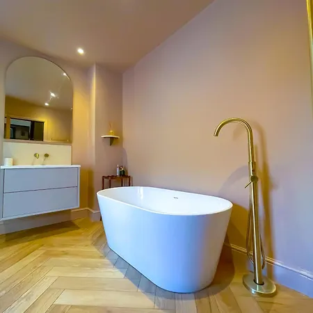 Spacious Rustic Chic 5 Bedroom With Private Patio In Leeds Holiday home Leeds (West Yorkshire)