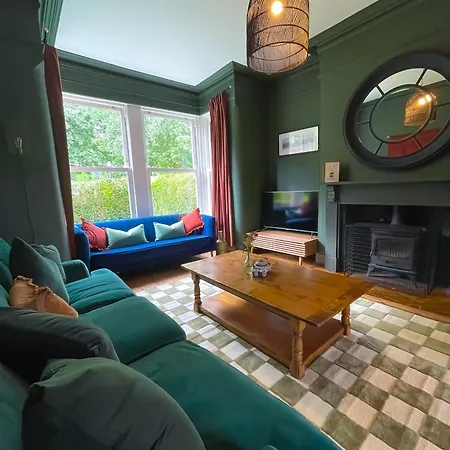 Spacious Rustic Chic 5 Bedroom With Private Patio In Leeds *