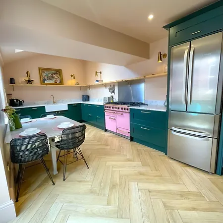 Spacious Rustic Chic 5 Bedroom With Private Patio In Leeds *