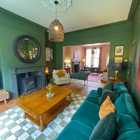 Spacious Rustic Chic 5 Bedroom With Private Patio In Leeds Holiday home