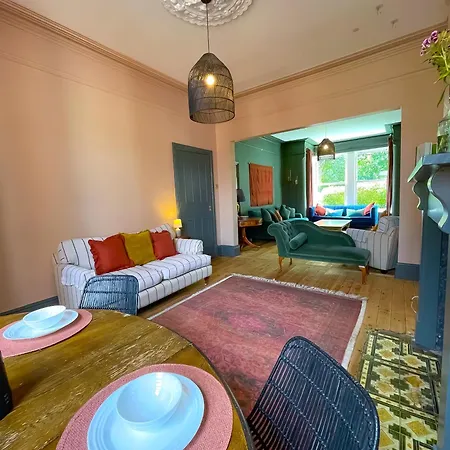Spacious Rustic Chic 5 Bedroom With Private Patio In Leeds