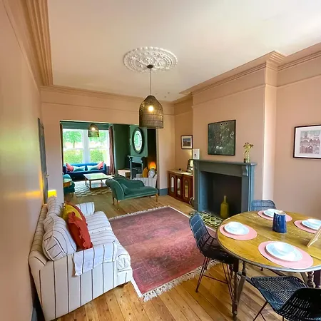 Spacious Rustic Chic 5 Bedroom With Private Patio In Leeds Holiday home