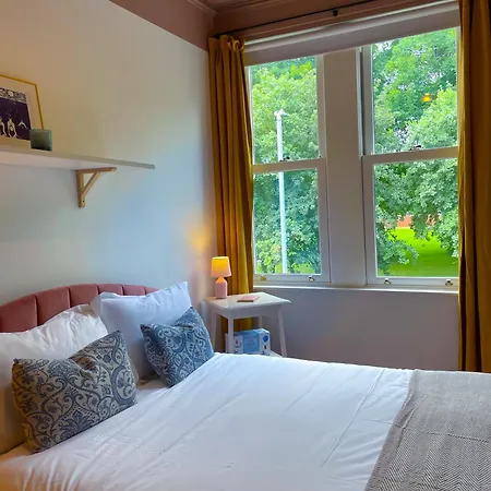 Spacious Rustic Chic 5 Bedroom With Private Patio In Leeds *