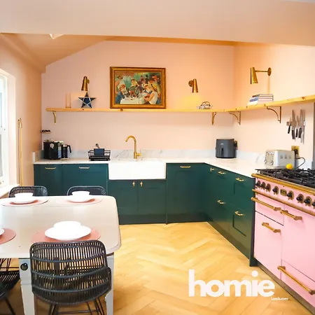 Holiday home Spacious Rustic Chic 5 Bedroom With Private Patio In Leeds