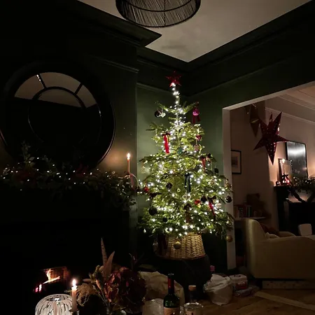 Spacious Rustic Chic 5 Bedroom With Private Patio In Leeds Holiday home