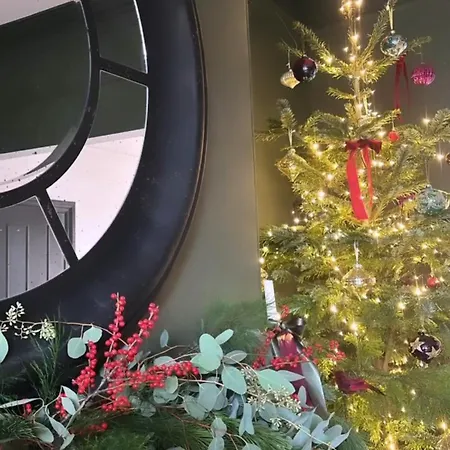 Holiday home Spacious In Ideal For Gatherings With Free Parking