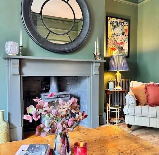 Spacious In Ideal For Gatherings With Free Parking *