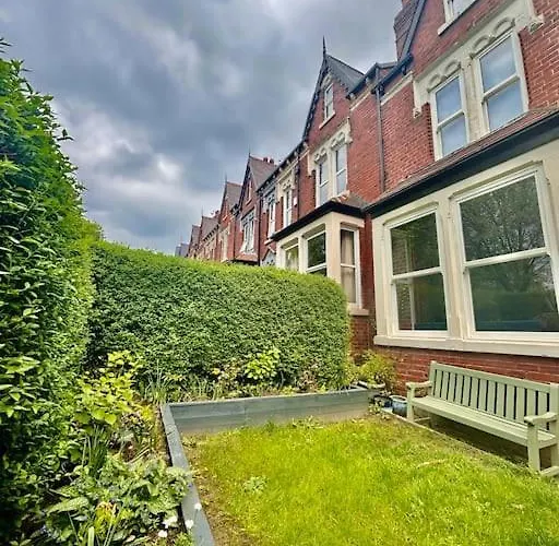 Spacious In Ideal For Gatherings With Free Parking Holiday home *